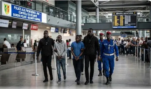 Arnaque aux visas Schengen : un vaste réseau démantelé à l’AIBD, plusieurs agents de l’aéroport arrêtés